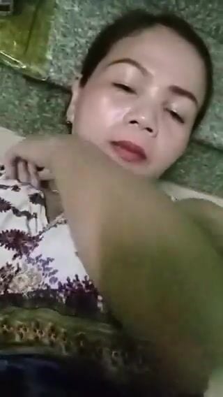 Đang nằm với Vk thì MBBG u50 gửi cho clip nayg